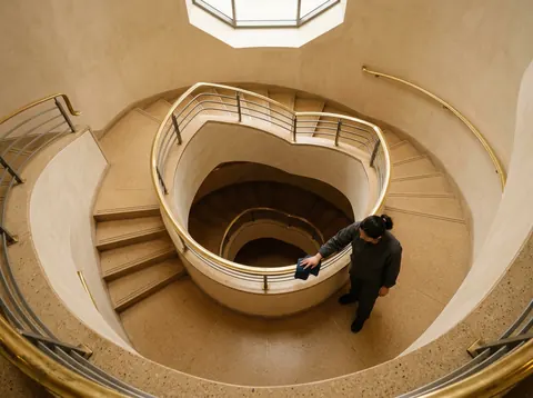 Treppenhaus mit Handlauf und Eingangsbereich